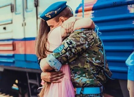 Девчонка провожала