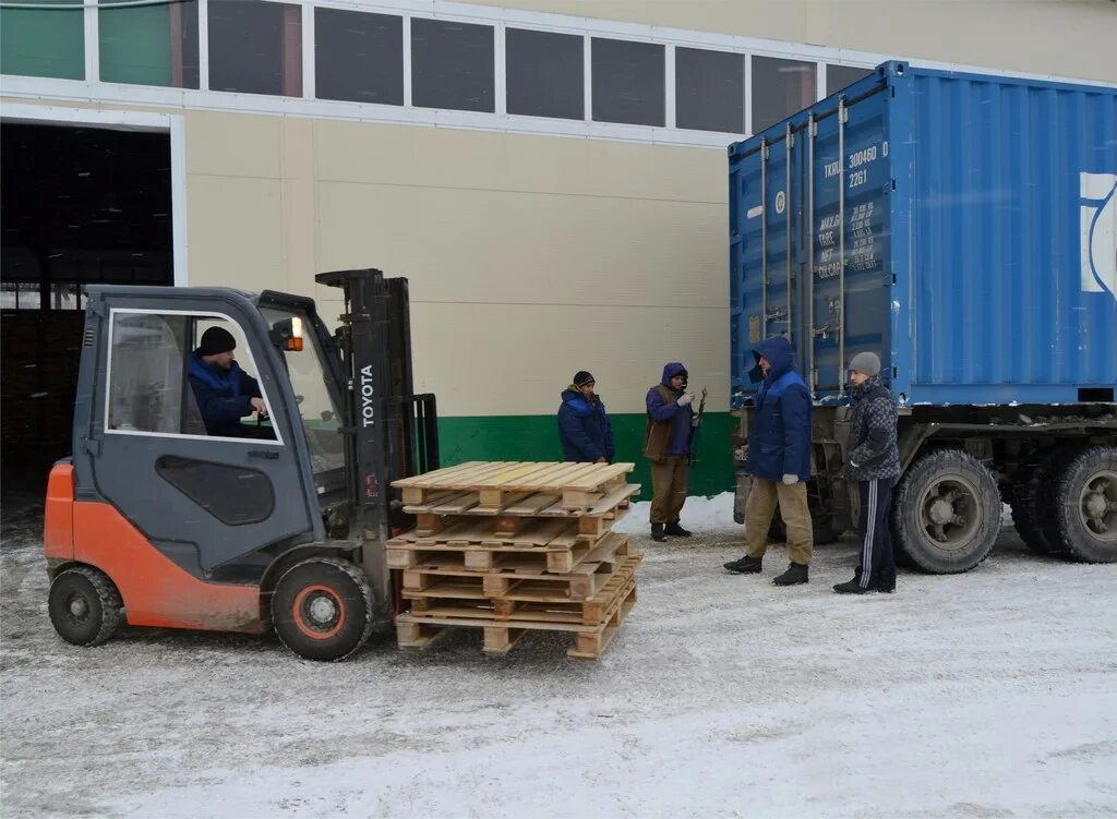 Медногорское карьероуправление медногорск. Разгрузка, погрузка товара. Погрузка биг бэгов карой в камаз. Разгрузка биг бэгов погрузчиком. Бункерный погрузочный комплекс.