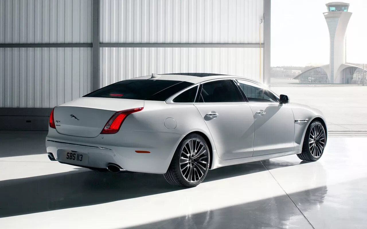 Новый ягуар xj 2021. Jaguar xj 2012. Jaguar xj (x351) 2009. Ягуар xj 2013. Икс джей автомобиль.