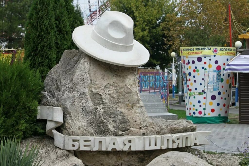 Памятник белой шляпе в Анапе. Анапа шляпа памятник. Символ Анапы белая шляпа. Белая шляпа Анапа 2022. Памятник шляпа
