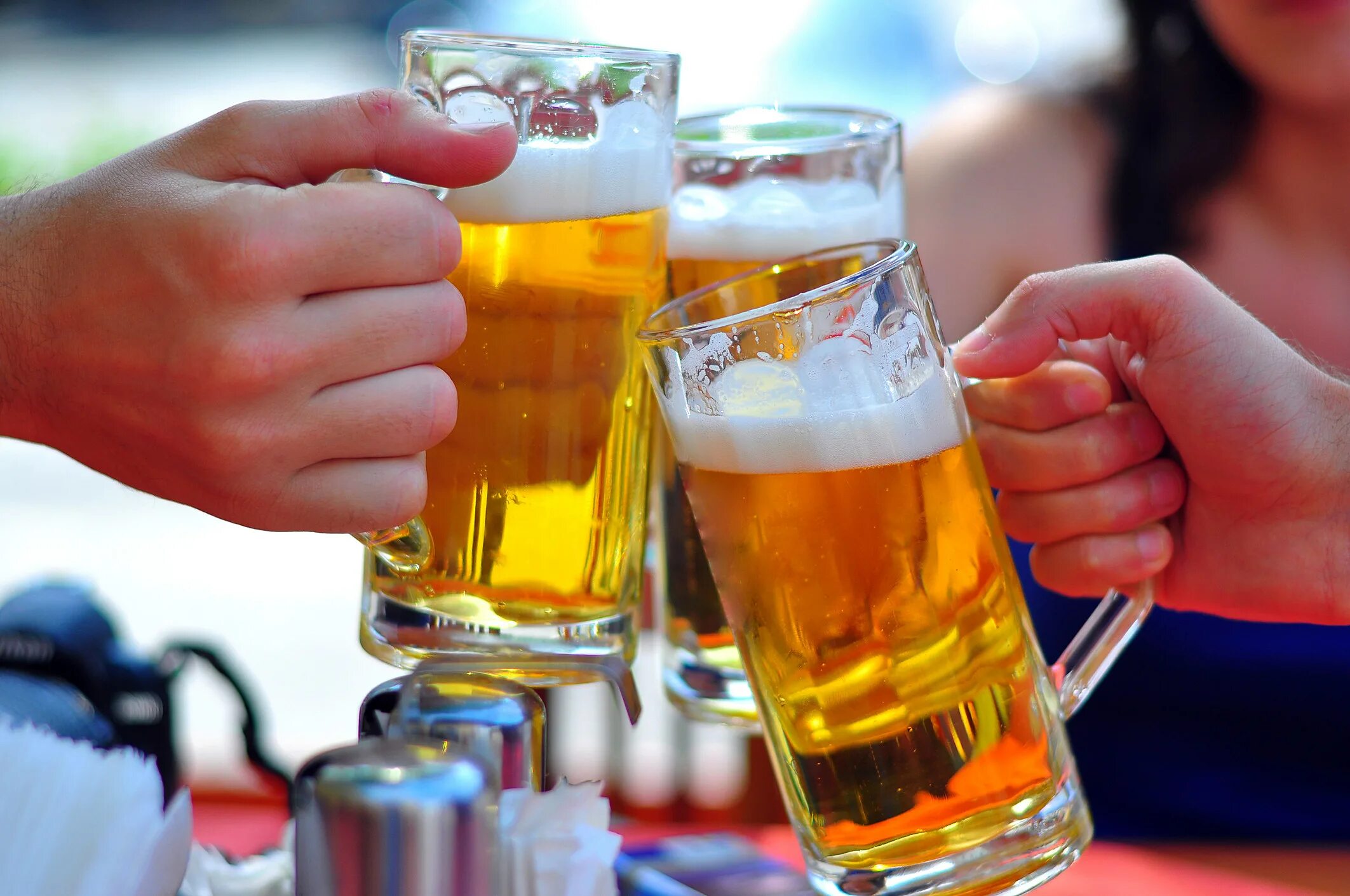 Пиво пей телефон. Пятница пиво. Пиво фото. Холодные напитки и пиво. Чокаются пивом.
