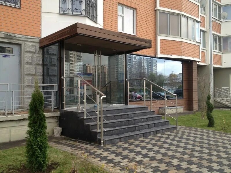 Тамбур входной группы. Входная группа. Кованая входная группа. Лестница входная металлическая. Крыльцо административного здания.