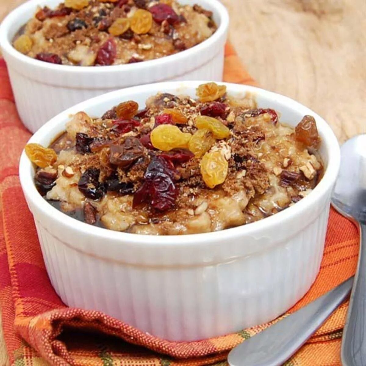 овсяная каша с изюмом. каша геркулес с изюмом. овсянка с орехами. овсяная каша на молоке с изюмом. овсянка с изюмом на молоке.