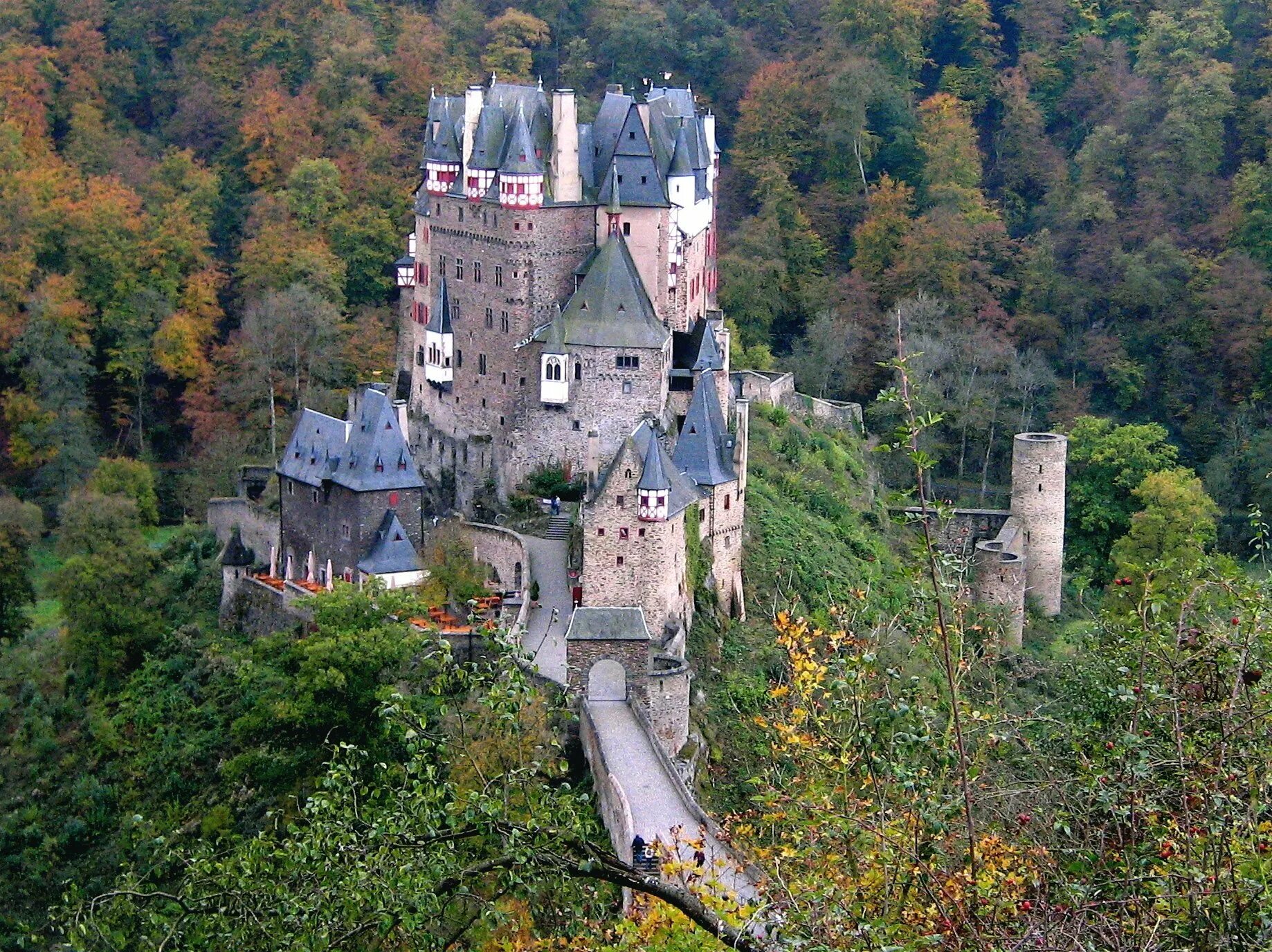 Известный средневековый замок. Замок Бург Эльц Германия. Замок Эльц Рейнланд-Пфальц Германия. Замок Burg Eltz Германия. Замок Эльц, Виршем, Германия.