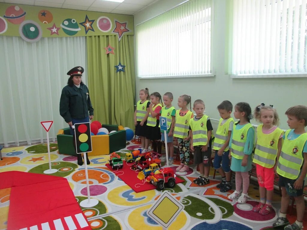 Темы развлечений в средней группе. Развлечение по ПДД. Развлечение в старшей группе. Праздник. Развлечение в старшей группе ПДД. Развлечение по ПДД В старшей группе.