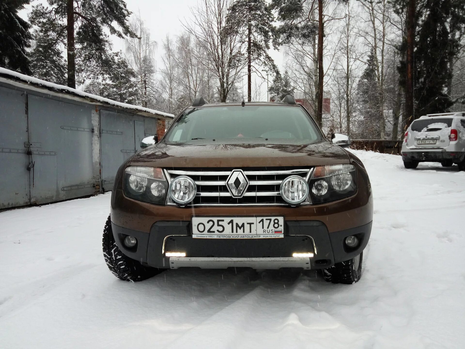 Фары renault duster. Доп свет на Рено Дастер. Фара Renault Duster. ПТФ линзовые на Renault Duster. Рено Дастер обвес доп свет.