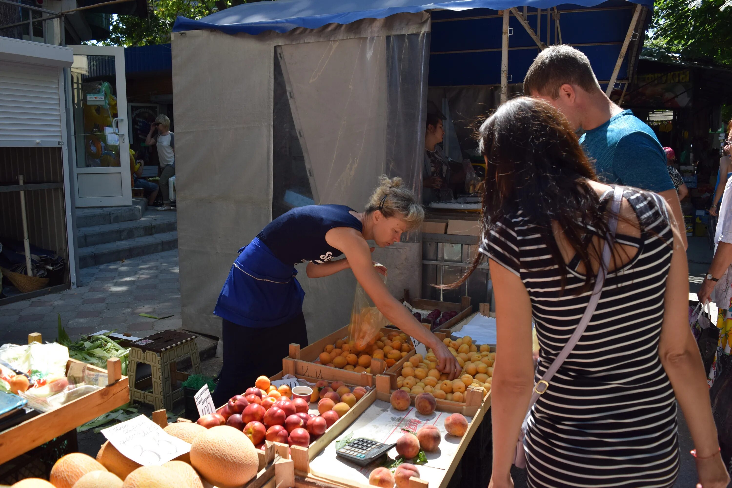 Коммерция симферополь. Коммерция симферополь. Уличные торговцы еды. Коммерция симферополь. Стихийная торговля в симферополе свежие новости.
