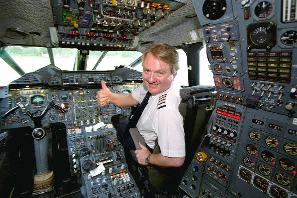 Штурман самолета. Бортинженер ввс. Лозенко владимир иванович штурман гражданской авиации. Штурман ввс. Ил-76 кабина пилотов.