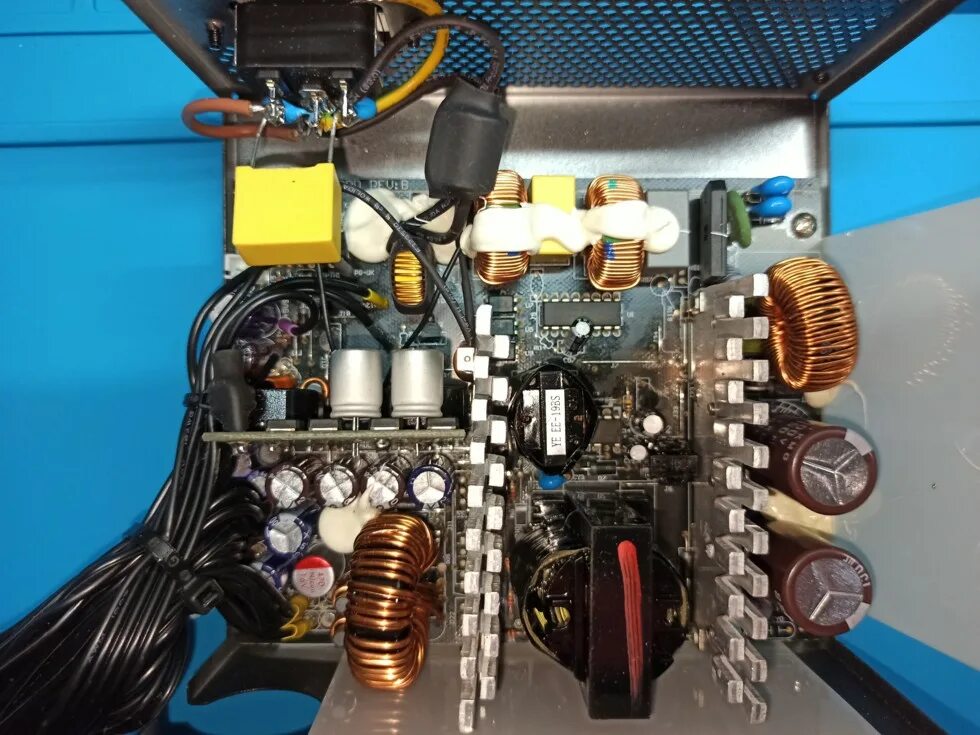 Блок питания bronze 550w. Aerocool aero bronze 550m. блок питания bronze 550. блок питания aerocool aero bronze 550m начинка.