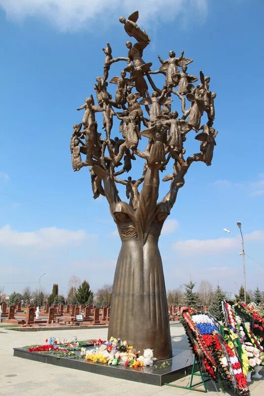 мемориал в беслане город ангелов. касполат рамонов похороны. беслан мемориальный комплекс. город ангелов какой город. город ангелов беслан.