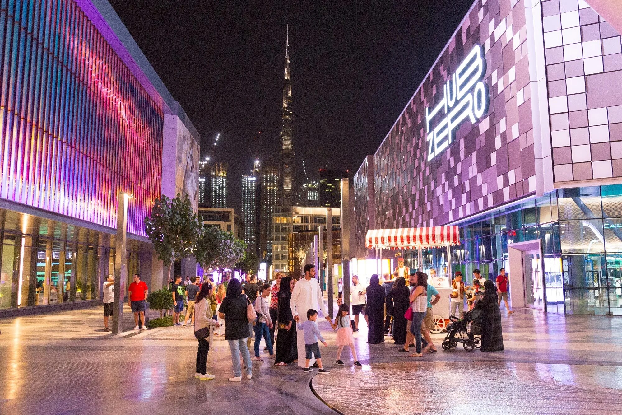 Сити вок Дубай. City walk Dubai район. Дубай City walk 6a. Торговый комплекс City walk Dubai. Mary they walk in the city center