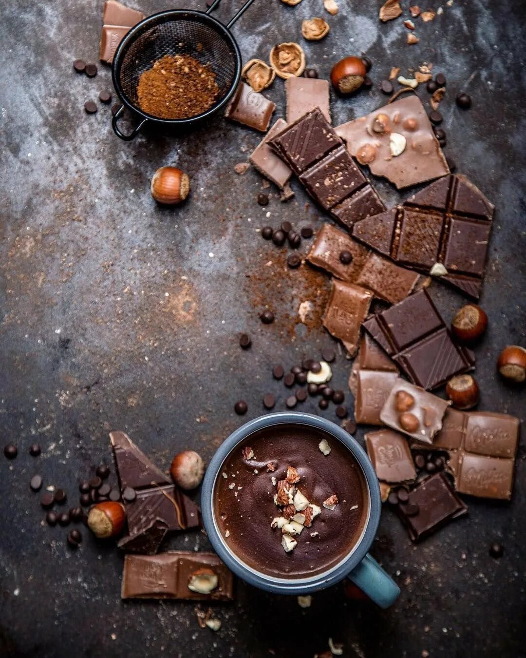 Кофе и шоколад. Сладости в коричневых тонах. Какао шоколад. Кофе с шоколадными конфетами.
