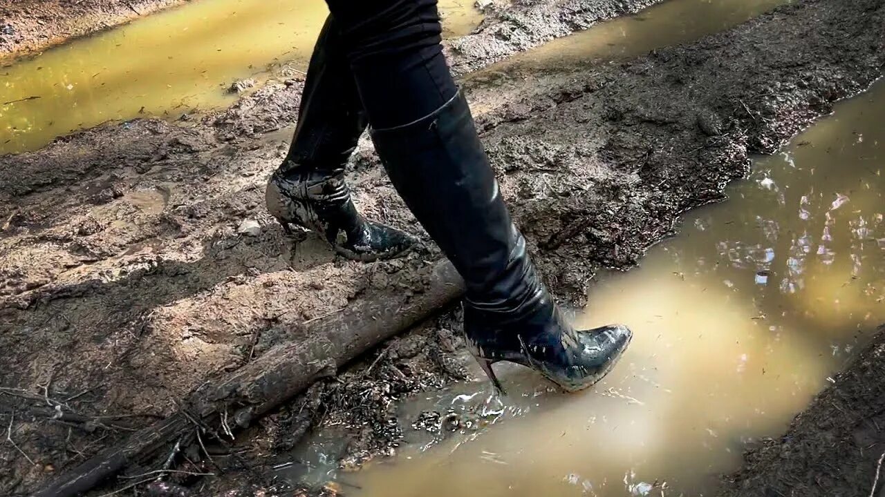 Сапоги swamp. Wetlook Boots Mud. Muddy Heels. Девушки резиновые сапоги в грязь на УАЗ.