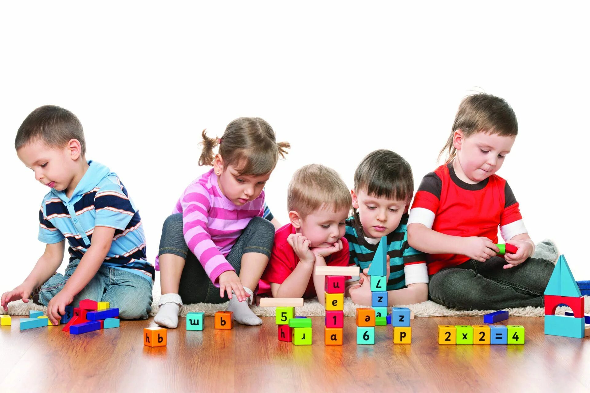 Дети играют в кубики. Дети дошкольники. Дети в саду. Раннее детство. Адаптация ребенка дома