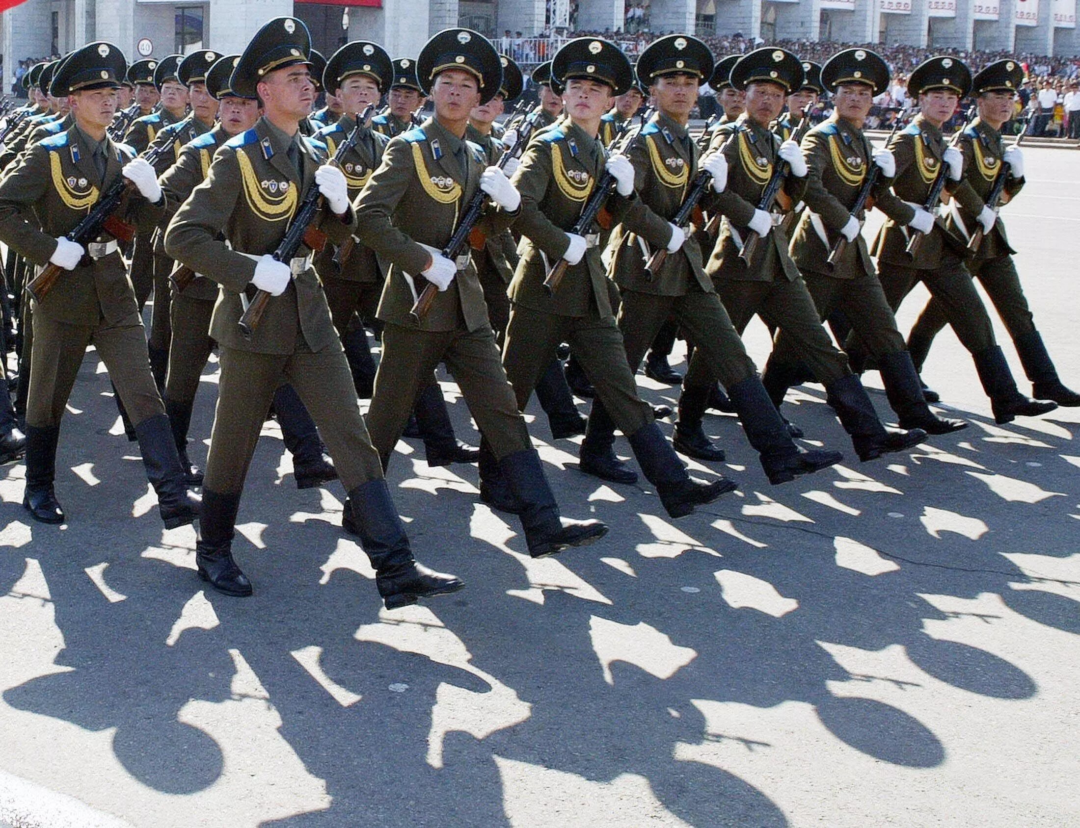 Строй солдат на параде. Военные маршируют. Солдаты маршируют. Солдаты на параде.