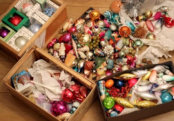 Новогодние наборы сладостей в коробе. Коробка для елочных игрушек. Елочный шар в коробке подарочный. Старинные новогодние игрушки. Коробка для елочных игрушек.