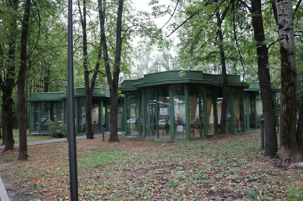 В парке "Швейцария" на одном из видовых откосов появилась смотровая площадка. - 