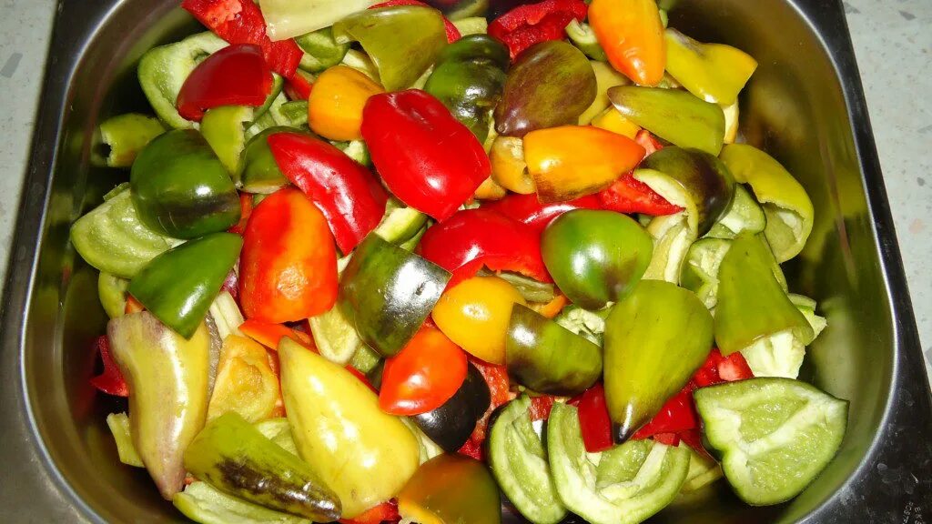Рецепт целого перца. Маринованный перец. перец сладкий маринованный на румынском. болгарский прибор для приготовления перца. маринованный перец болгарский быстрого приготовления сейчас кушать.