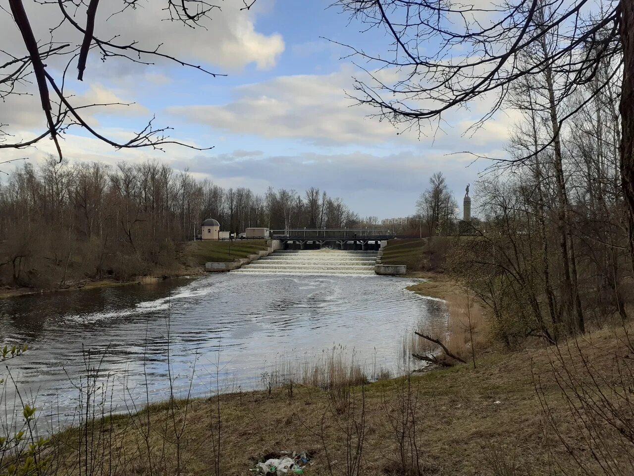 Прогноз в колпино на сегодня. Река Попова Ижорка. Малая Ижорка река в Колпино. Плотина в Колпино. Плотина на реке Ижора в Колпино.