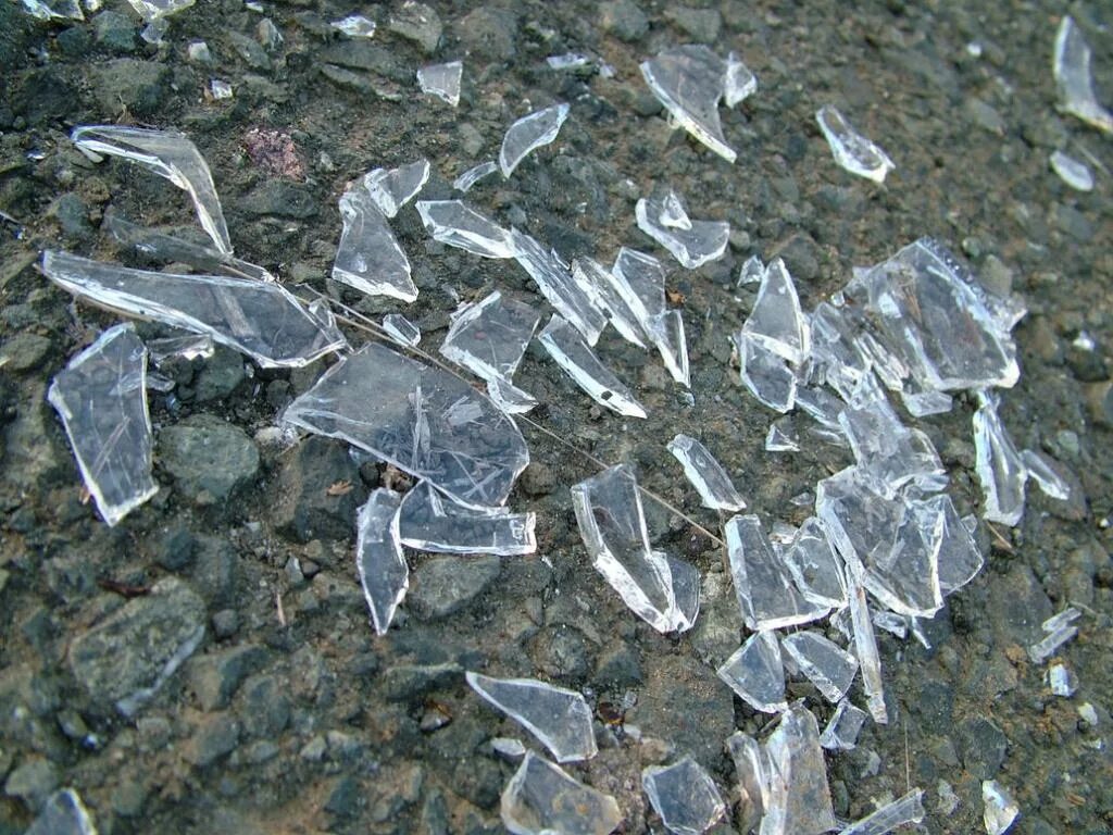 Снится разбивается стекло. Осколки стекла. разбитые куски стекла. стекло разбитое кусочки. битые стекла.