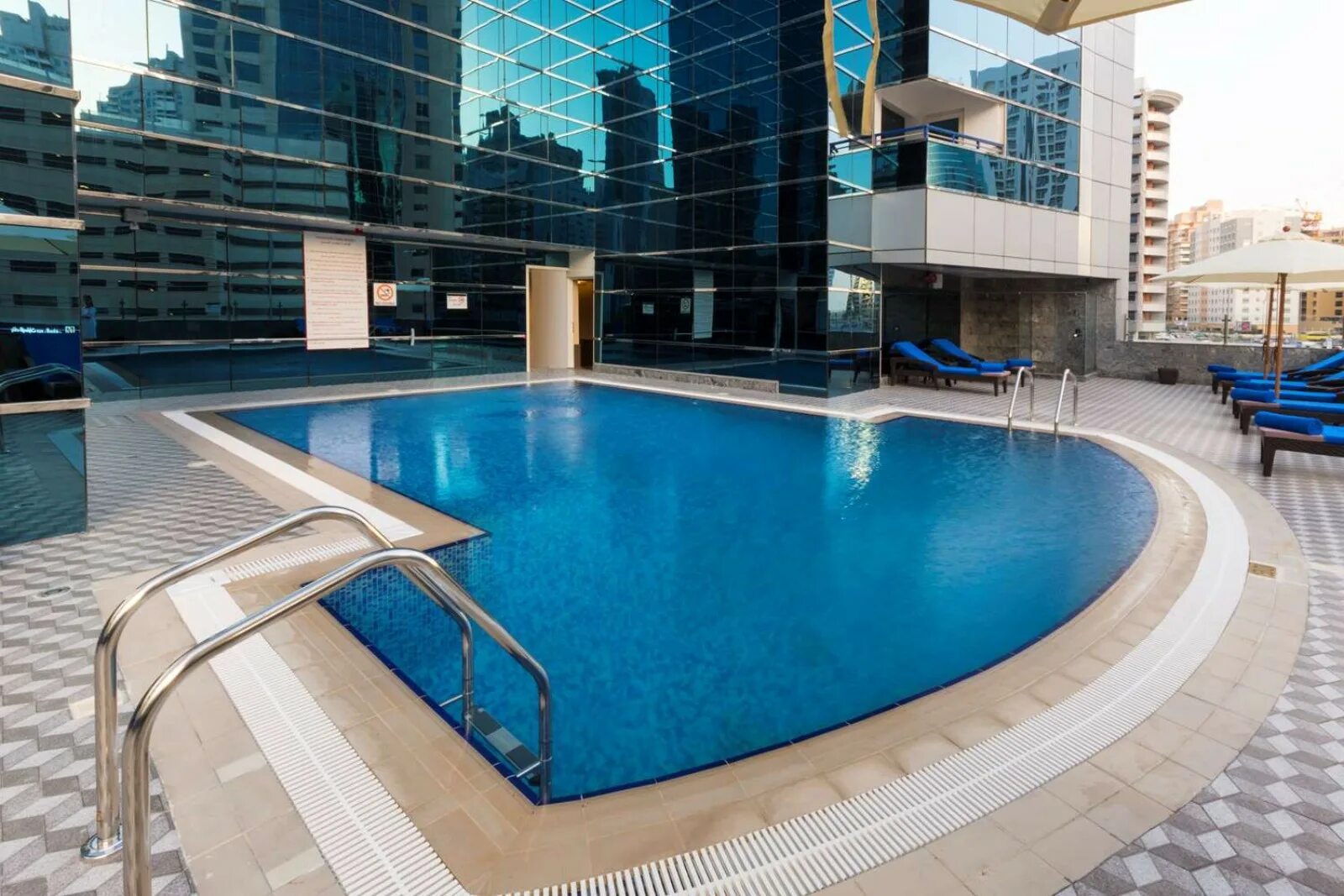 Golden Tulip Media Hotel Дубай. Голден Тулип Дубай 4. Golden Tulip Deira Hotel 4* (Dubai - Deira). Golden Tulip Media Hotel 4* (Аль-барша).