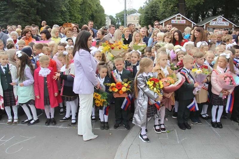 Новости смоленска школы сегодня. Школа 32 Смоленск Смоленск. 30 Школа Смоленск. Платная школа в Смоленске. Торжественная линейка в садике.