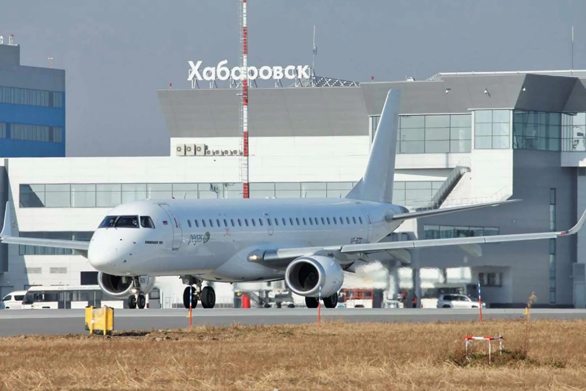 Аэропорт Хабаровск новый. Хабаровск Хабаровск новый аэропорт. Аэропорт Невельского Хабаровск. Самолет в аэропорте Хабаровск. Аэропорт хабаровск купить