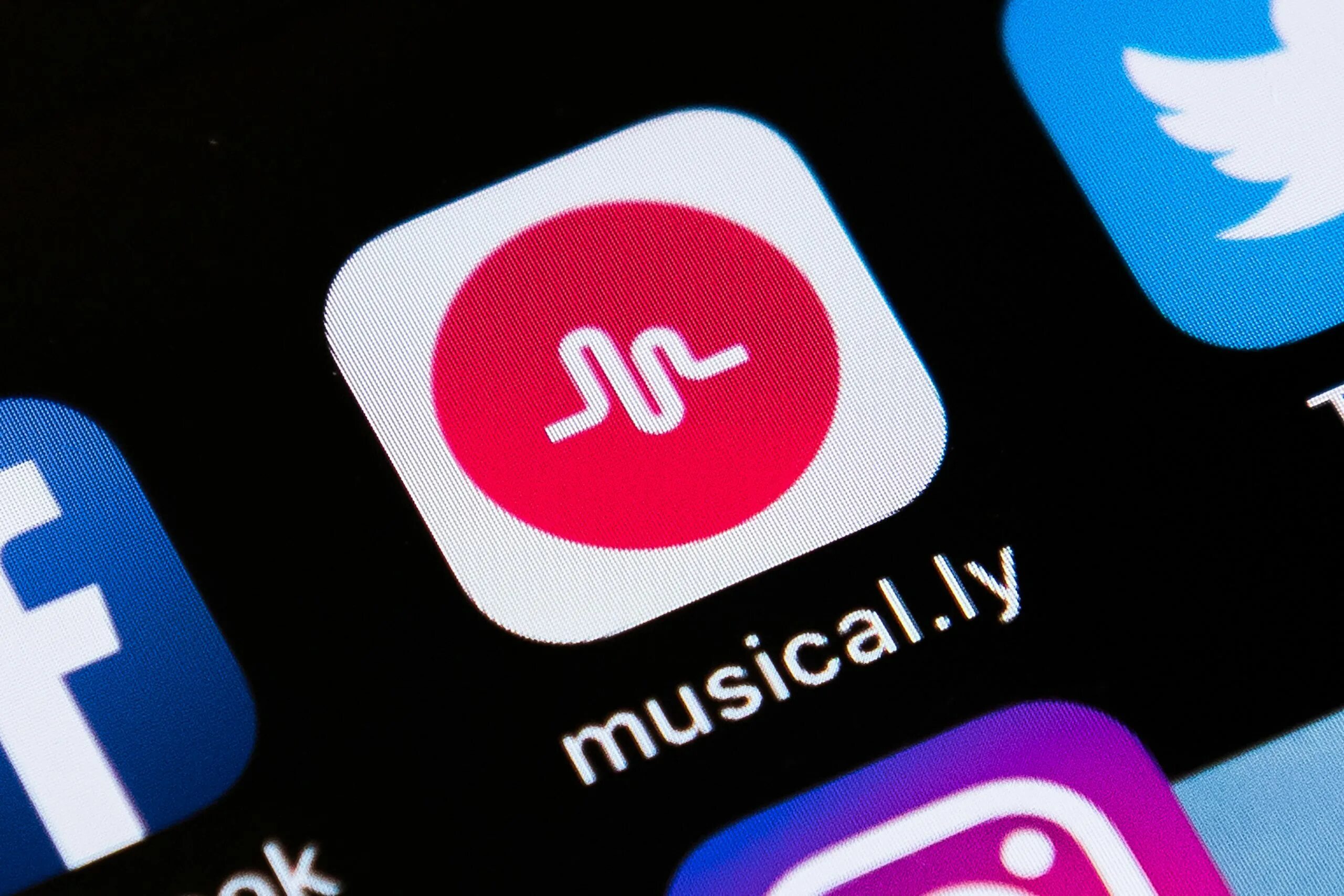 Когда вышел мюзикл приложение. Musical.ly tik tok. мюзикл тик ток. tiktok официальный логотип. musical. iy.