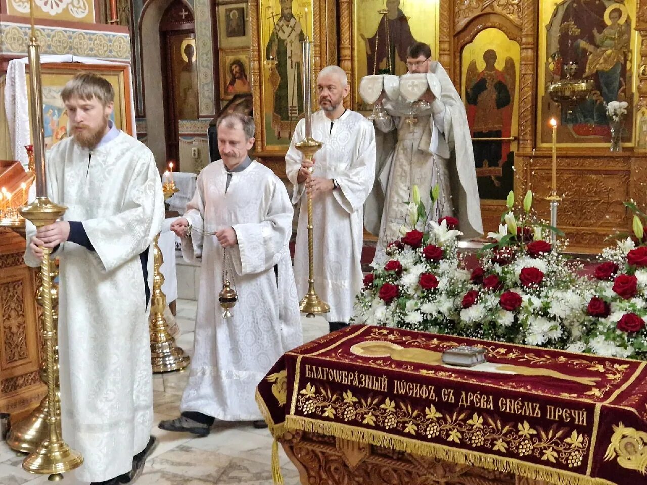 Субботу перед пасхой можно. Пасхальное богослужение. Литургия Великой субботы. Вечерняя Субботняя литургия. Великая суббота перед Пасхой.