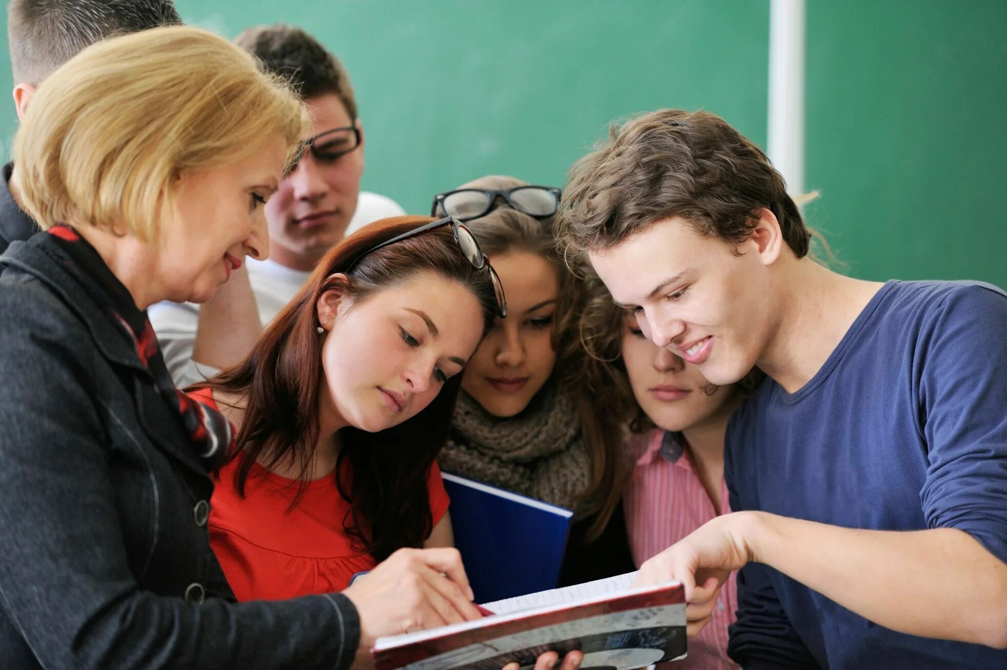 Преподаватель это бывший ученик. Подросток и учитель. учитель и старшеклассники. беседа с учениками.