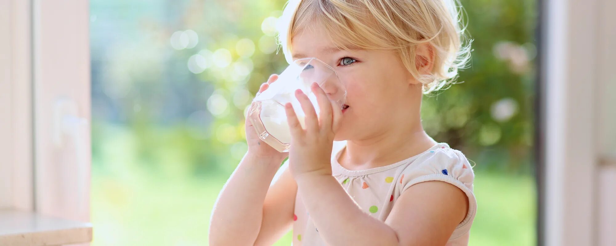 Ребенок пьет молоко. Счастливые дети с молоком. Дети пьют молоко в садике. Пьет молоко из банки. Пьет молоко на английском