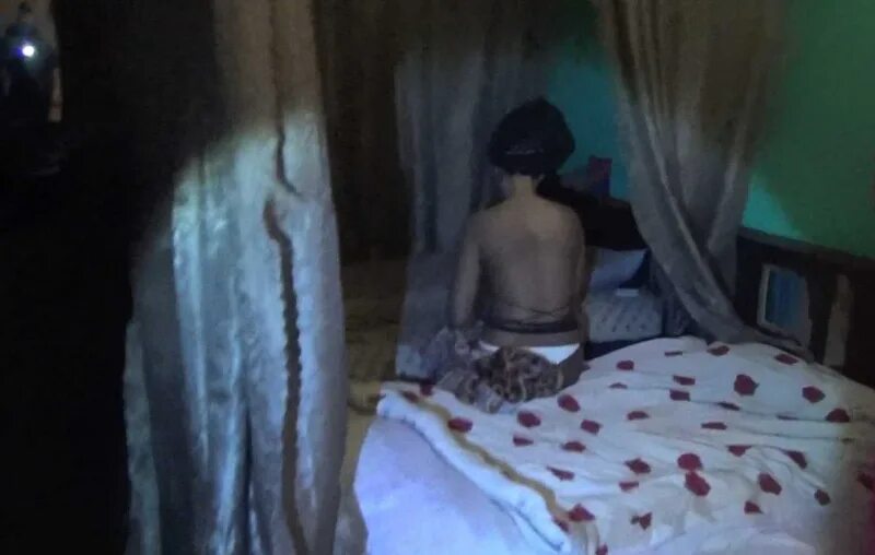 Секретный камера узбекский запал. Узбек запаллар 2021. Эрига хиёнат килган келин. Zapallar uzb 2020. Индия секретный камера.