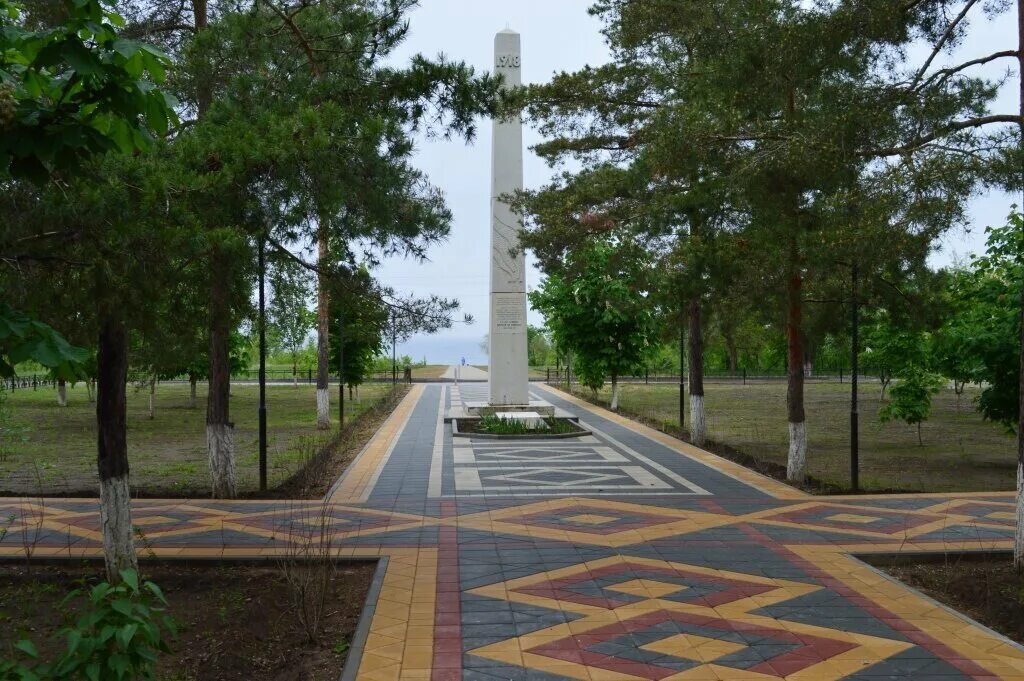 Николаевск волгоградская область. Николаевск волгоградская область фото. Николаевск волгоградская область набережная. Храм николаевск волгоградская область. Старая церковь николаевск волгоградская.