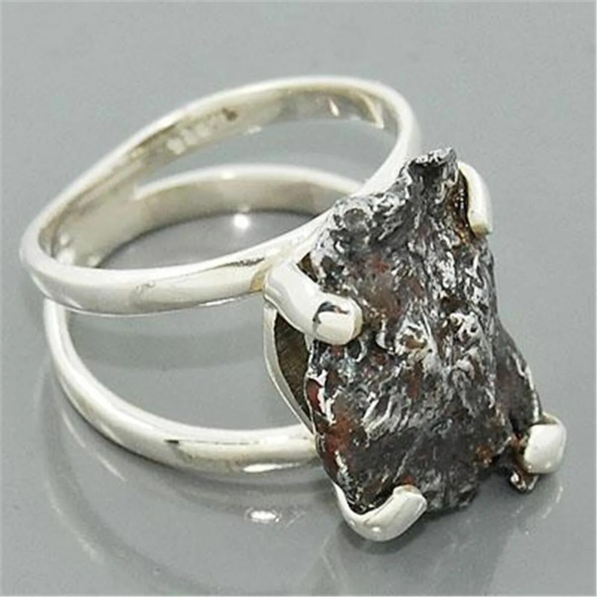 Кольцо с метеоритом. Обручальные кольца из метеорита. Серебряное кольцо с метеоритом. Перстень с метеоритом.