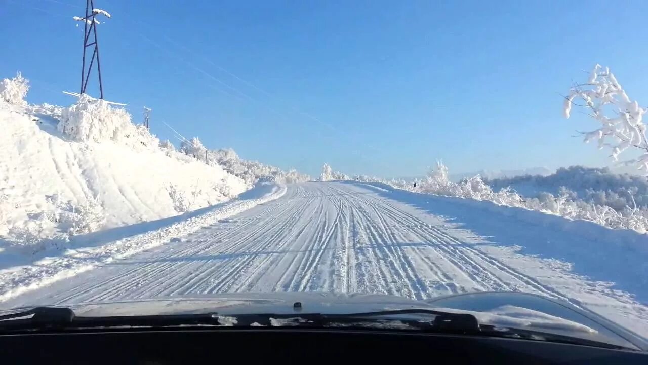 Снег в чечне. Снежная дорога чечня. чечня снег зима. снежный покров чечня.