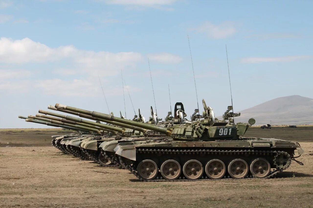 Колонна т-72. Танк 72б Военная база Армения. Современные танковые войска. Танковые войска вс РФ.