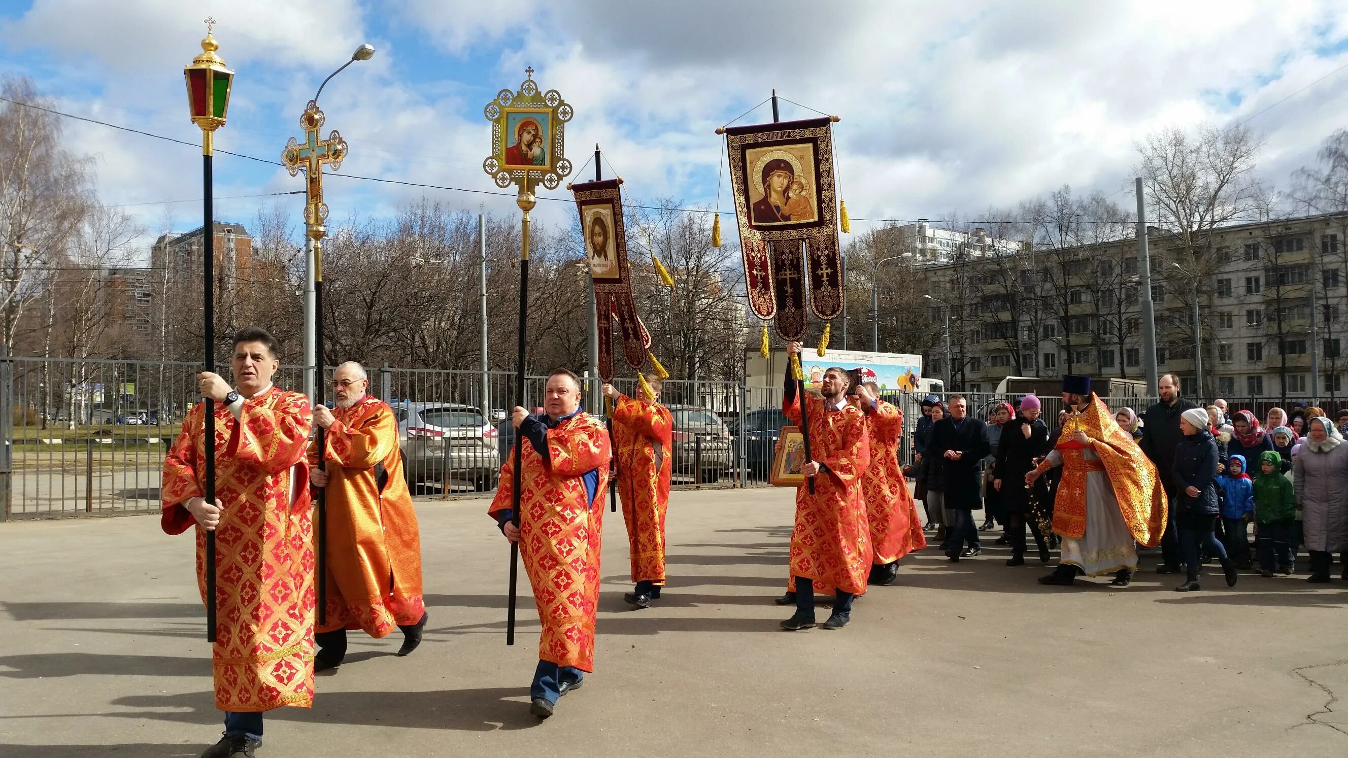 Против крестного хода. Крестный ход корея. Крестный ход иринарховский 2020 ярославская. Крестный ход москва 2020. Православие крестный ход.