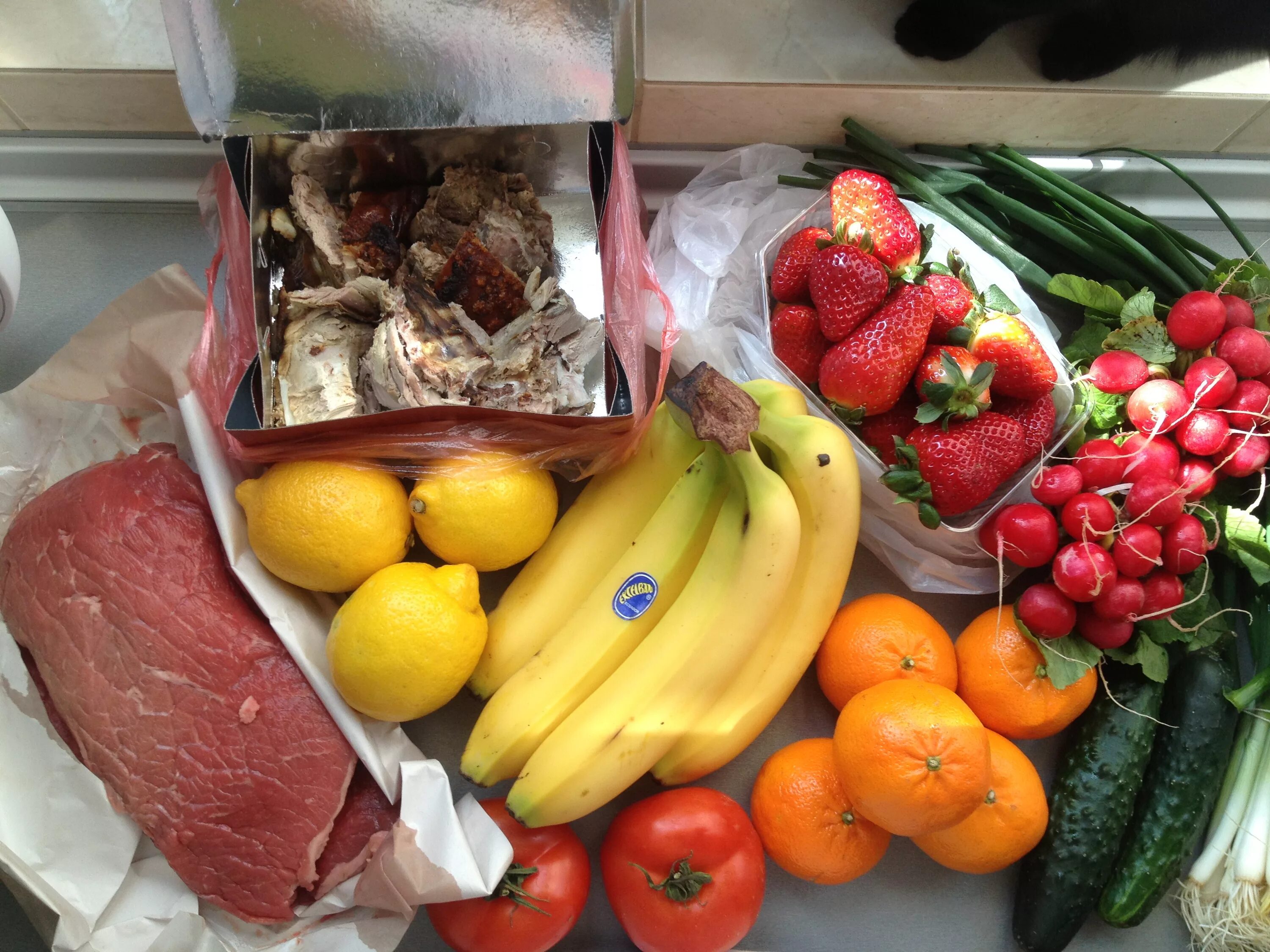 продовольственная корзина. продуктовая корзина с продуктами. корзина с продуктами. корзина с овощами и фруктами. корзинка с продуктами.