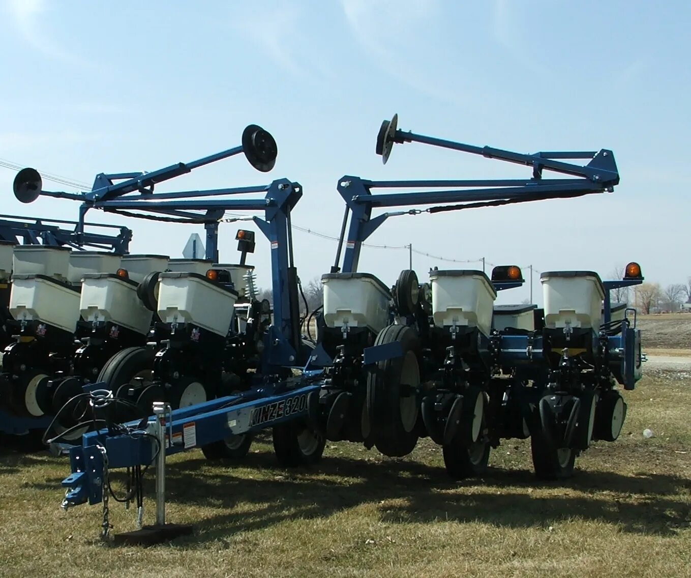 Kinze 3200. Сеялка Кинзе 3200. Сеялка кинза 8 рядная. Kinze 3505.