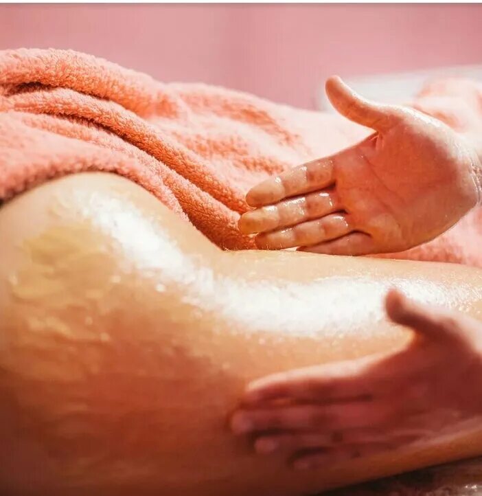 Скраб для тела body scrub. Медовый массаж спины. Спа скрабирование. Пилинг массаж. Медовый массаж.