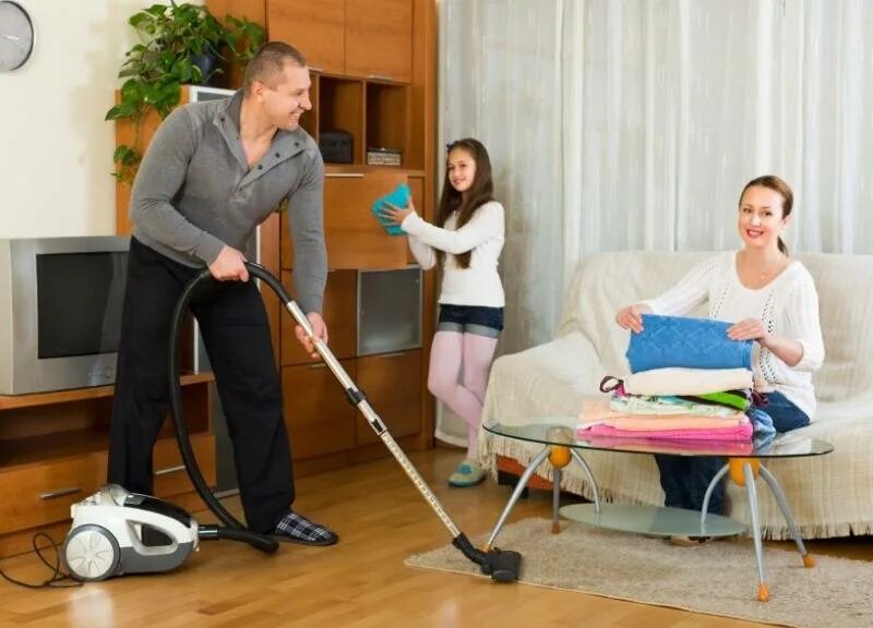 Почему не помогают по дому. Уборка дома всей семьей. Семья уборка. Семья занимается домашними делами. Помогать маме по дому.