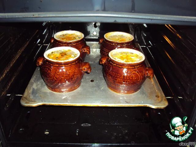 горшочки стоят в духовке. жаркое в горшочках. горшочки в духовке электро. горшочки в духовке. горшочки в холодную или горячую духовку.