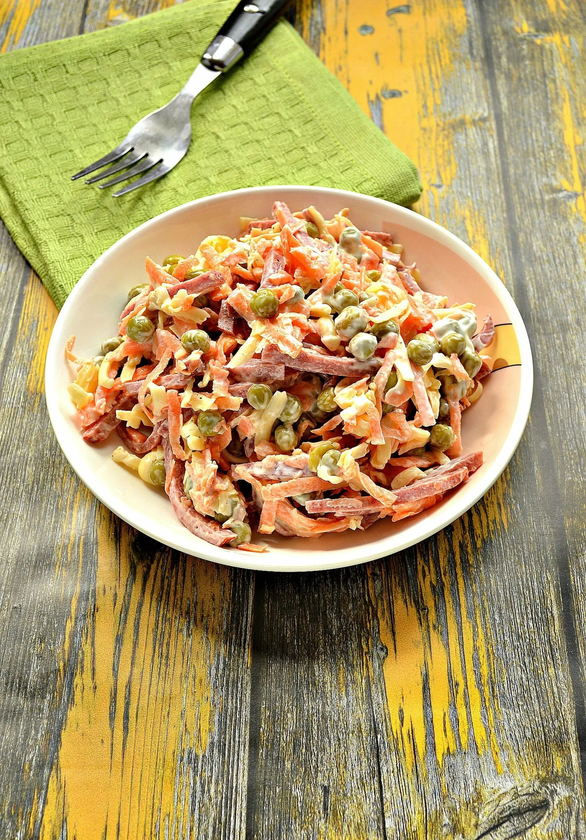 Рецепт салата с копченой колбаской. Салат с копченой колбасой. Салат обжорка фасоль колбаса. Салат из копченой колбасы. Салат с колбасой.