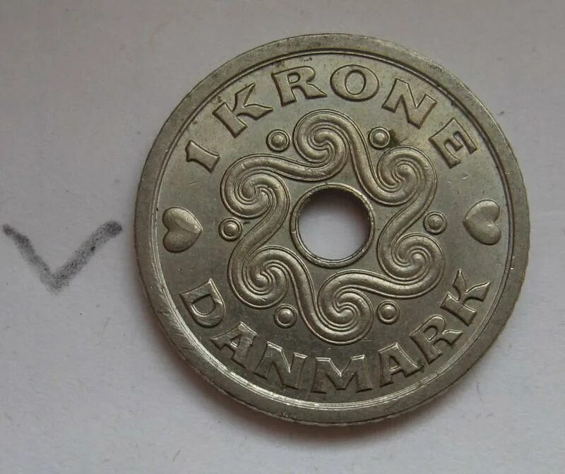 Крона с отверстием. Датская крона 1992. 1 датская крона. 1 датская крона. Датская крона валюта.
