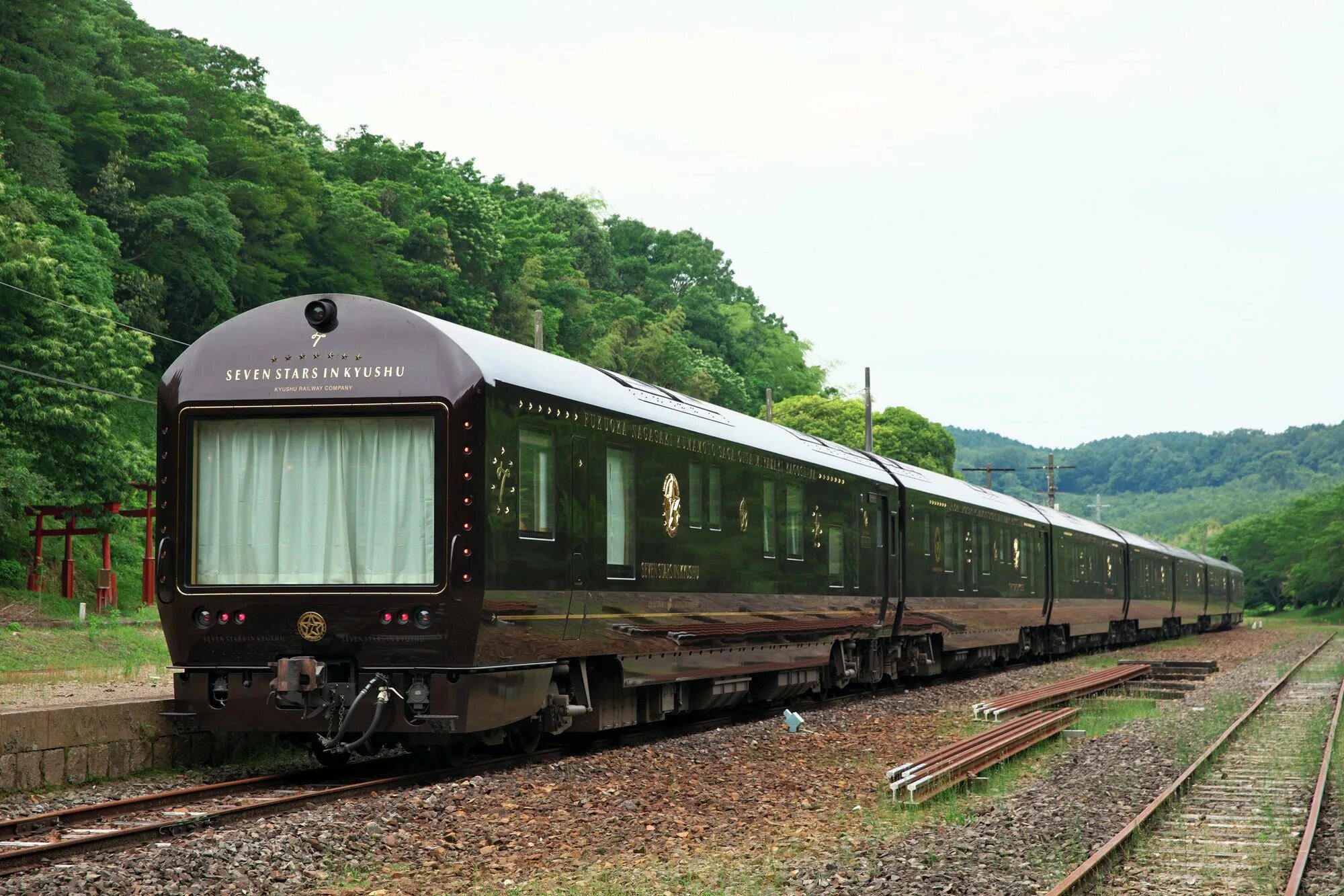 Семь поезд. Поезд Seven Stars Kyushu. Поезд 7 звезд Кюсю. Seven Stars in Kyushu. Seven Stars поезд Япония.