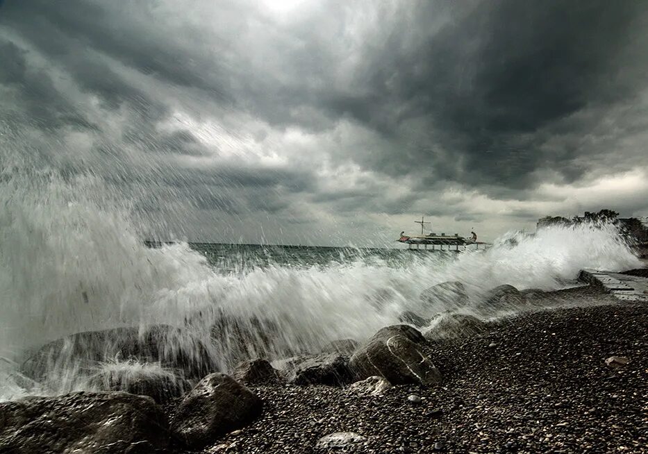 Дождливый крым. Шторм в Крыму. Ливень на море. Дождь на море. Море шторм.