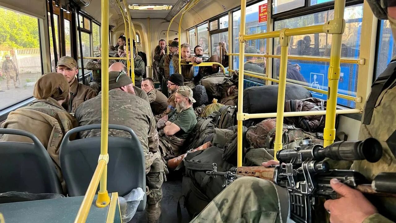 Сколько сдается в плен. Пленные азовцы в мариуполе. пленные азовцы в мариуполе 2025.