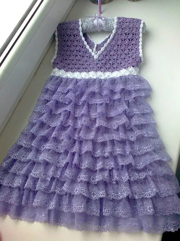 Вязаные платья для девочек радужное. Радужное платье спицами. Платье из остатков пряжи для девочки. Платье вязаное из пряжи ярнарт. Платье из пряжи для девочки.