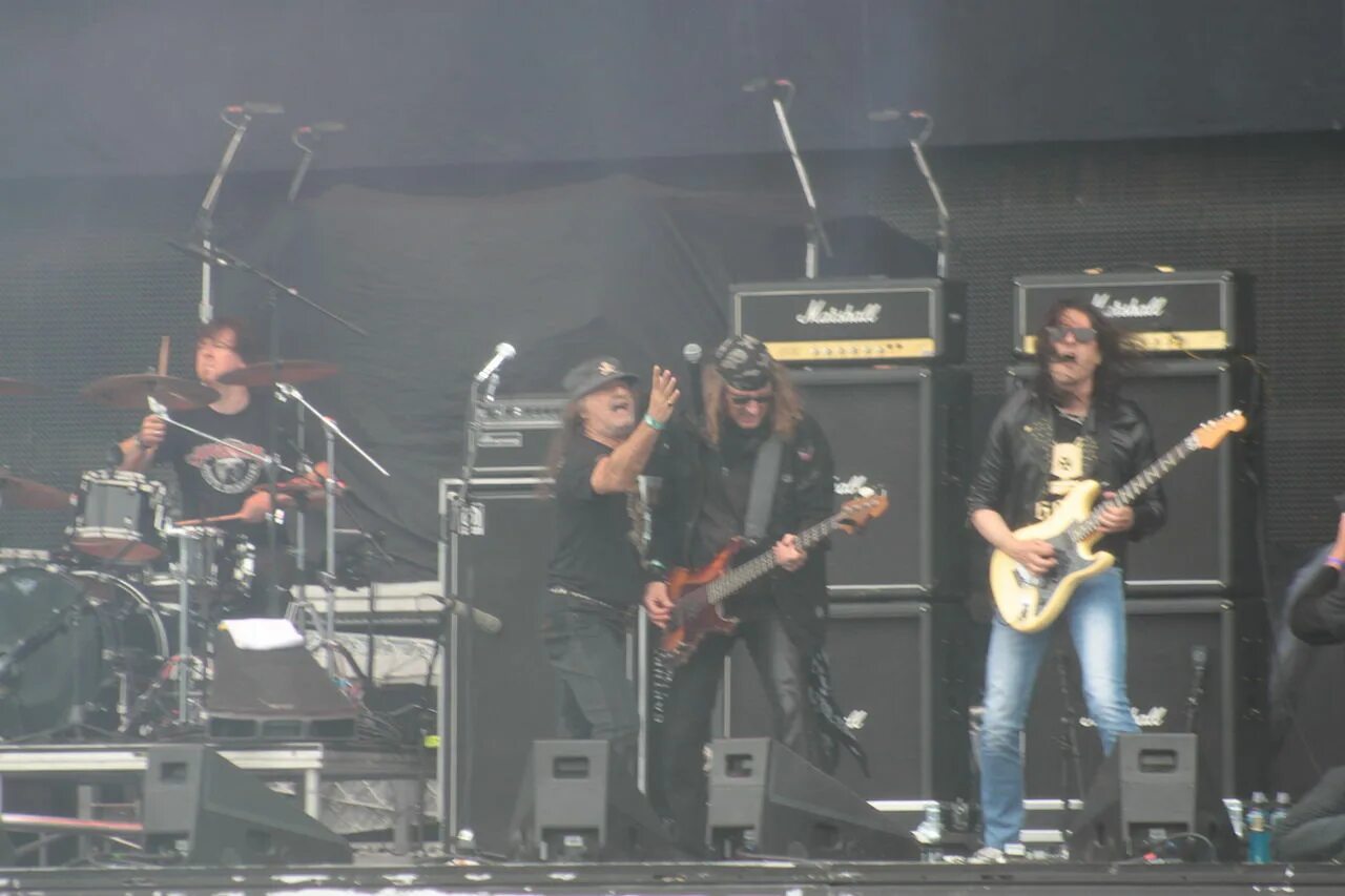 Как называется группа которая выступала в крокусе. Krokus — Хард-рок группа из Швейцарии. Томми Кифер Крокус. Крокус 90 группа. Группа Krokus 84.