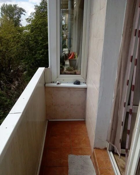 Холодное остекление provedal c640 коричневое. Отделка балкона маленького размера. 3х метровый балкон. Остекление лоджии 6м. Балконы 17.